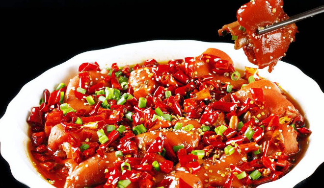 徐亮烤猪蹄加盟指南 菜品制作与标准化流程解析